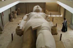 Estátua colossal de Ramsés II deitada no museu ao ar livre de Mênfis, no Egito