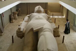 Estátua colossal de Ramsés II deitada no museu ao ar livre de Mênfis, no Egito