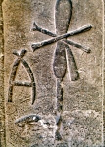 Estela de pedra com o nome de Meretneith, encontrada em sua tumba em Abidos, no Egito