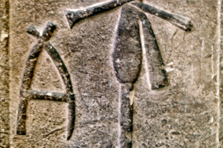 Estela de pedra com o nome de Meretneith, encontrada em sua tumba em Abidos, no Egito
