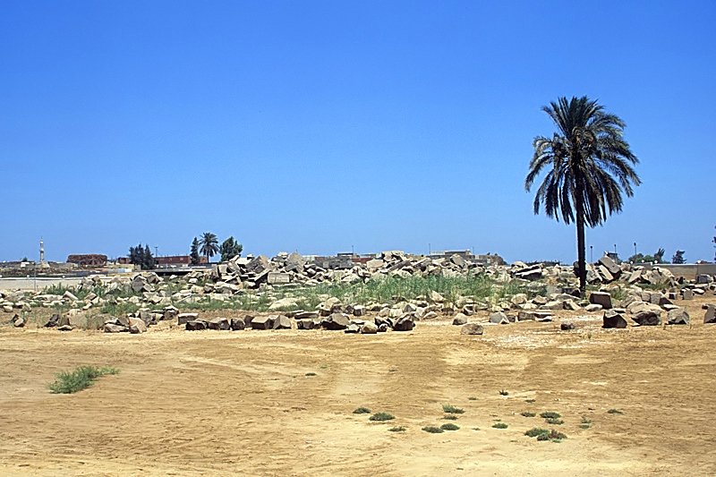 Blocos de granito caídos do templo de Ísis em Behbeit el-Hagar, no Delta do Nilo