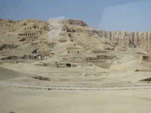 Colina de Sheikh Abd el-Qurna, na necrópole tebana de Luxor, onde a tumba de Paser foi encontrada