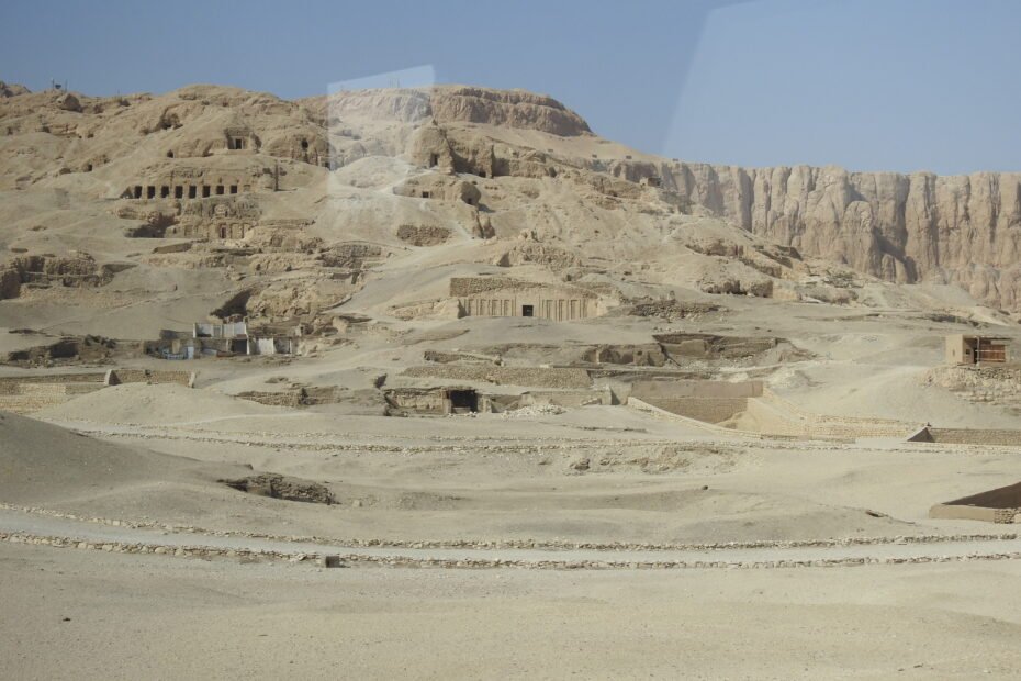 Colina de Sheikh Abd el-Qurna, na necrópole tebana de Luxor, onde a tumba de Paser foi encontrada